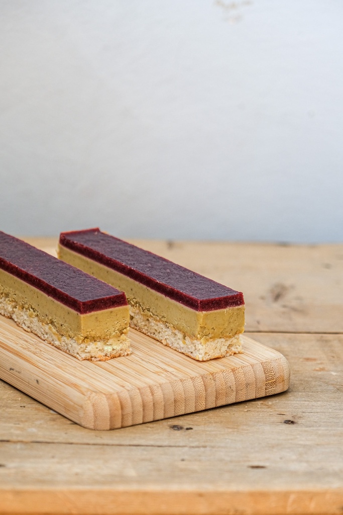 Pistachio & raspberry cake (2 pieces)