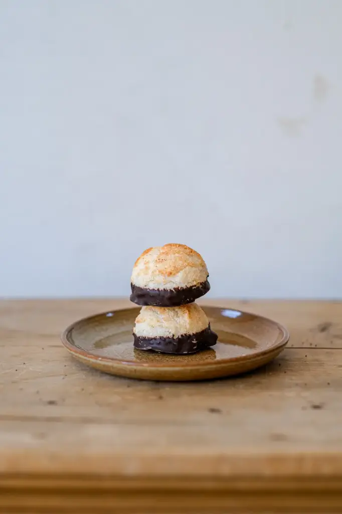 Coconut macaron with chocolate (2 pieces)