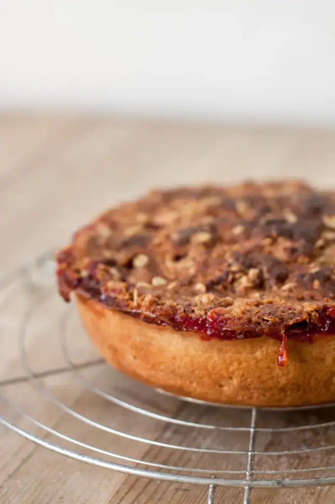 Aardbeientaart met rabarber en havermoutcrumble (1-2 personen) ONTDOOID