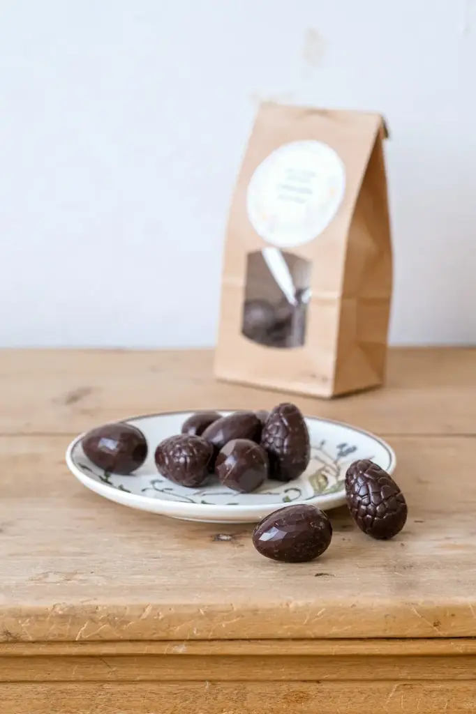 Knapperige ZWARTE eieren met hazelnoten (80 g)